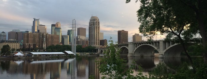 Stone Arch Bridge Art and Music Festival is one of Orte, die Chris gefallen.