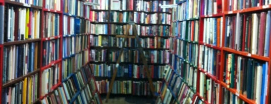 Powell's Bookstore is one of Gespeicherte Orte von Nikkia J.