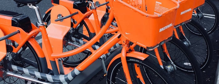 Biketown -  SW Salmon at Waterfront Park is one of Tempat yang Disukai Stephen.