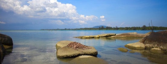 Pantai Teluk Gembira is one of Wisata Belitung.