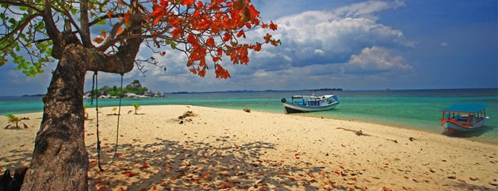Pulau Lengkuas is one of Wisata Belitung.