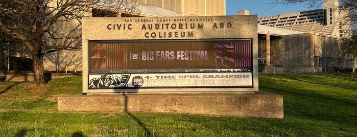 Knoxville Civic Audiotorium & Coliseum is one of Posti che sono piaciuti a Charley.
