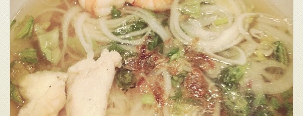 Phở Hòa is one of Lugares favoritos de Cristina.