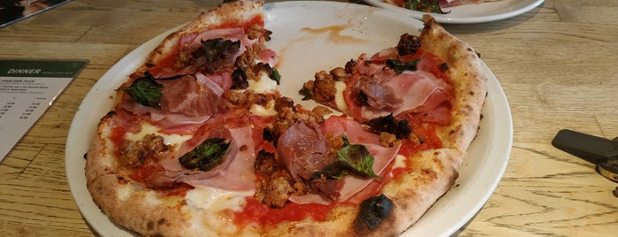 Famoso Neapolitan Pizzeria is one of Edmonton / Canadá.