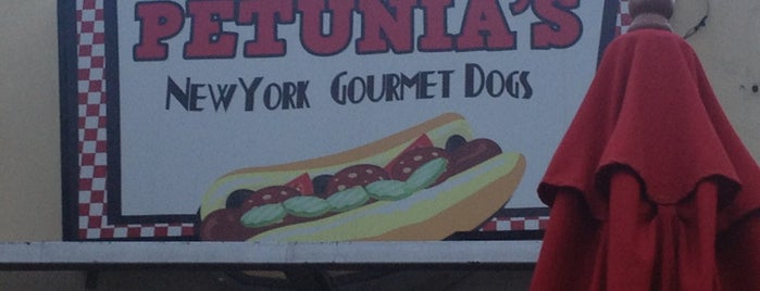 Petunia's NY Gourmet Dogs is one of Locais salvos de Isabella Catalina.