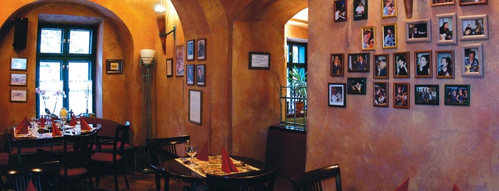 Oliva Restaurant is one of mo_hol egyek-igyak_NYUGAT.