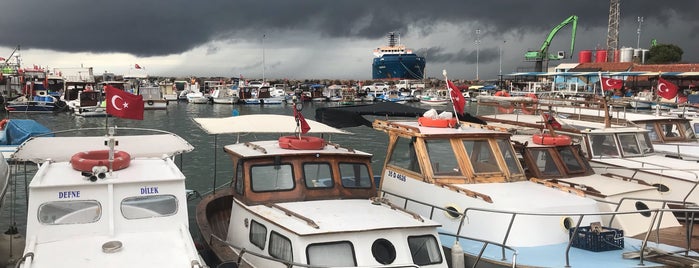 Port Of Dikili Limanı is one of Hulya'nın Beğendiği Mekanlar.