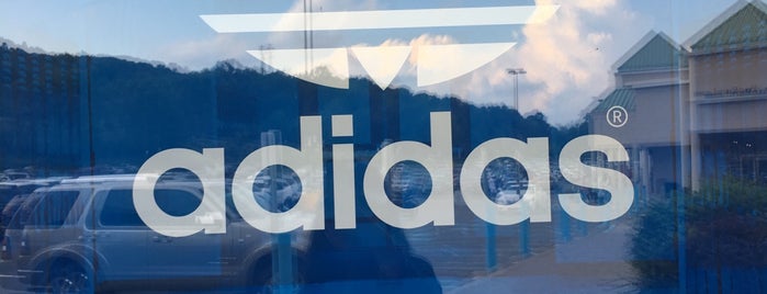 Adidas Outlet Store is one of Locais salvos de Lizzie.