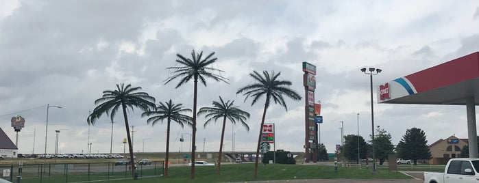 Oasis Travel Plaza is one of Josh'un Beğendiği Mekanlar.