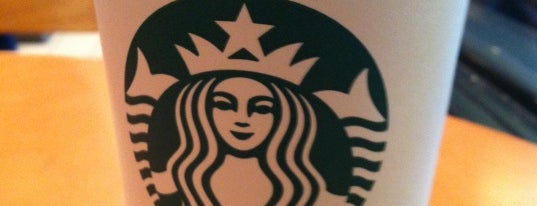 Starbucks is one of Lugares favoritos de Kelley.