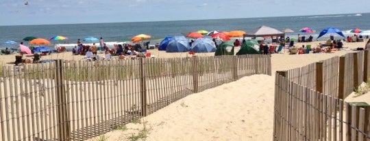 32nd Street Beach is one of Lugares favoritos de The Traveler.