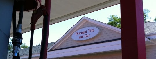 Discount Tire & Gas is one of Lugares favoritos de Terri.