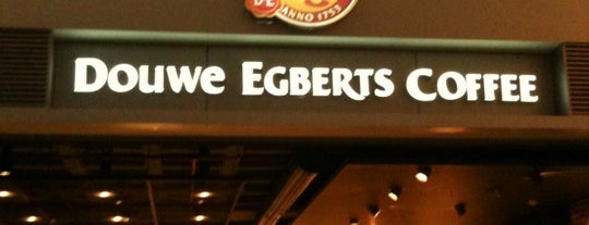 Douwe Egberts Coffee is one of Tempat yang Disukai Elif.
