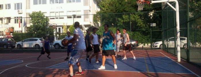 Koşuyolu Parkı Basketbol Sahası is one of Tempat yang Disukai Ismail.