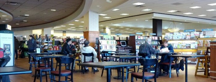 Barnes & Noble is one of สถานที่ที่ Wilson ถูกใจ.
