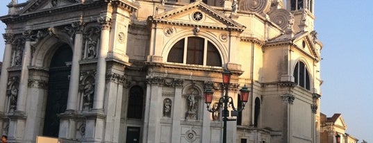 Basilica di Santa Maria della Salute is one of Venise, tout simplement.