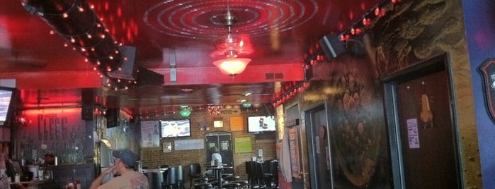 Cleo's Bar & Grill is one of สถานที่ที่บันทึกไว้ของ Zach.
