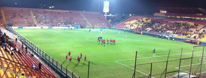 Estadio Santa Laura - Universidad SEK is one of Posti salvati di JRA.