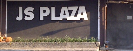 JS Plaza (Sinar Supermarket) is one of Supermarket di Surabaya.