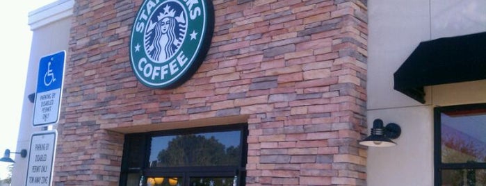 Starbucks is one of Deborahさんのお気に入りスポット.