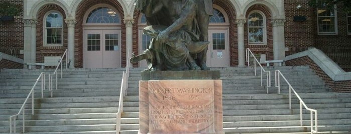 Booker T. Washington High School is one of Tonyさんのお気に入りスポット.