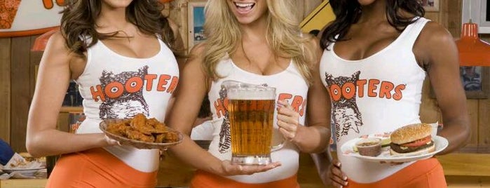 Hooters is one of Danさんのお気に入りスポット.