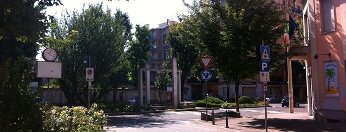 Piazza Caduti Saronnesi is one of Lucia 님이 좋아한 장소.