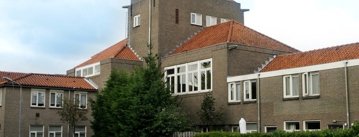 Oranjeschool is one of De scholen van Dudok.