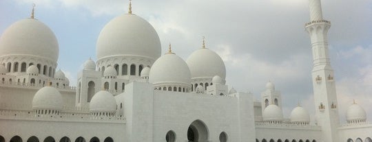 Sheikh Zayed Grand Mosque is one of Ziyarat of the Mesjids in UAE by Al Azari.
