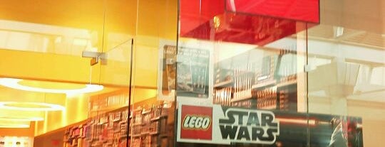 The LEGO Store is one of Lieux qui ont plu à Tammy.