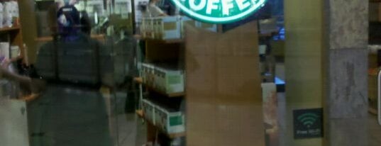 Starbucks is one of สถานที่ที่ Sari ถูกใจ.