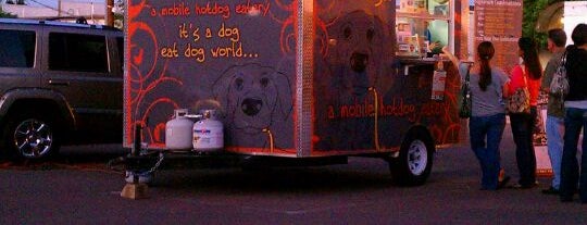 Short Leash Mobile Hot Dog Eatery is one of Posti che sono piaciuti a Joshua.