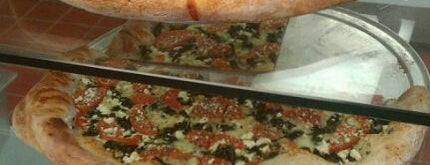 Sal's Pizza is one of Locais curtidos por Annie.
