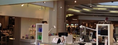 Holt Renfrew is one of Nadiaさんのお気に入りスポット.
