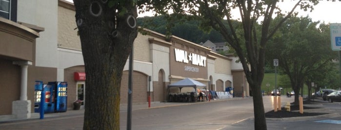Walmart Supercenter is one of Lugares guardados de June.