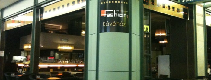 Fashion Café & Restaurant is one of Locais salvos de David.