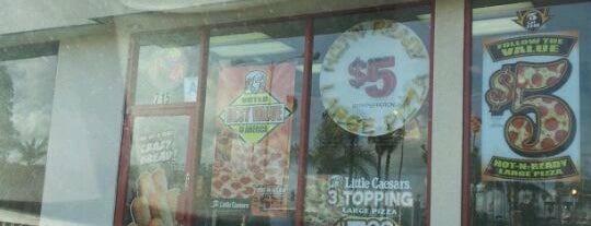 Little Caesars Pizza is one of Lugares favoritos de Robin.