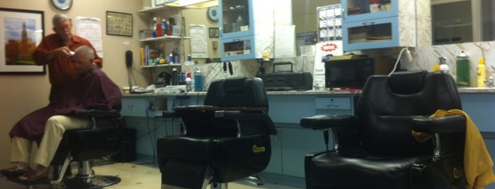 Chapel Hill Barber Shop is one of Tempat yang Disukai Arnold.