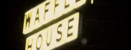 Waffle House is one of Derrickさんのお気に入りスポット.