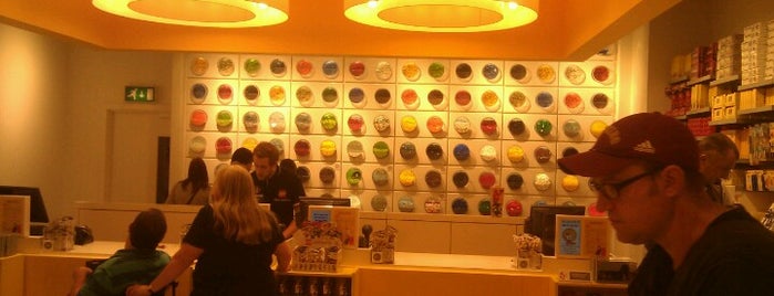 The LEGO Store is one of Lugares favoritos de Stephen.