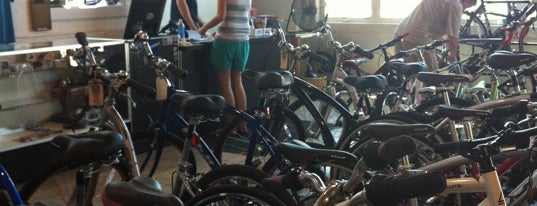 Dennis Cycle Center is one of Oliver'in Beğendiği Mekanlar.