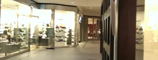 Galleria Shopping Center is one of Locais salvos de Dennis.