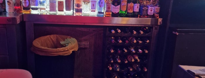 Bears Bar is one of Josh™ ↙ : понравившиеся места.