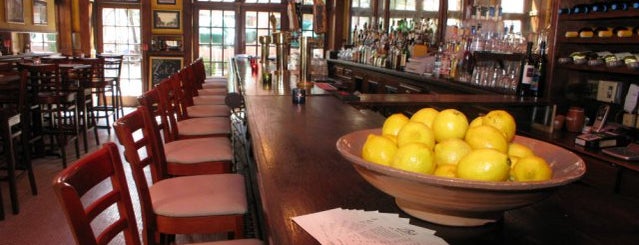 Zack's Oak Bar & Restaurant is one of Carolyn'un Beğendiği Mekanlar.