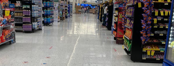 Walmart is one of supermercado.