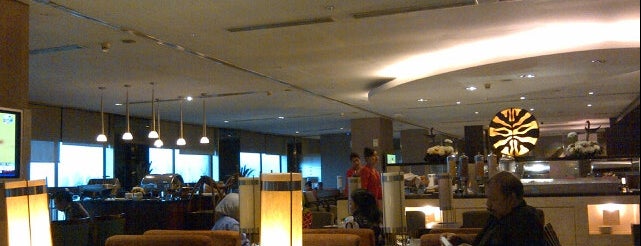Garuda Indonesia Executive Lounge is one of สถานที่ที่ Mona ถูกใจ.