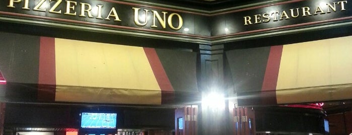 UNO Pizzeria & Grill is one of สถานที่ที่ Sam ถูกใจ.