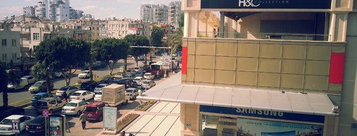 Samsung Digital Plaza is one of Locais curtidos por Erkan.
