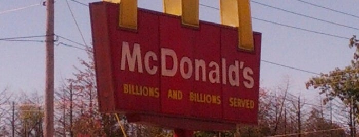 McDonald's is one of Tempat yang Disukai Scott.