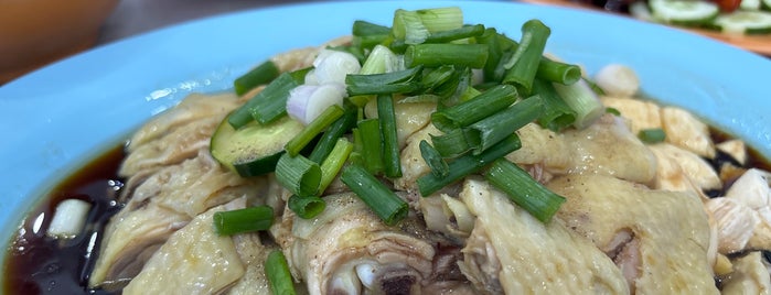 Restoran Ong Kee (安记芽菜鸡沙河粉 Tauge Ayam) is one of Ipoh eats.
